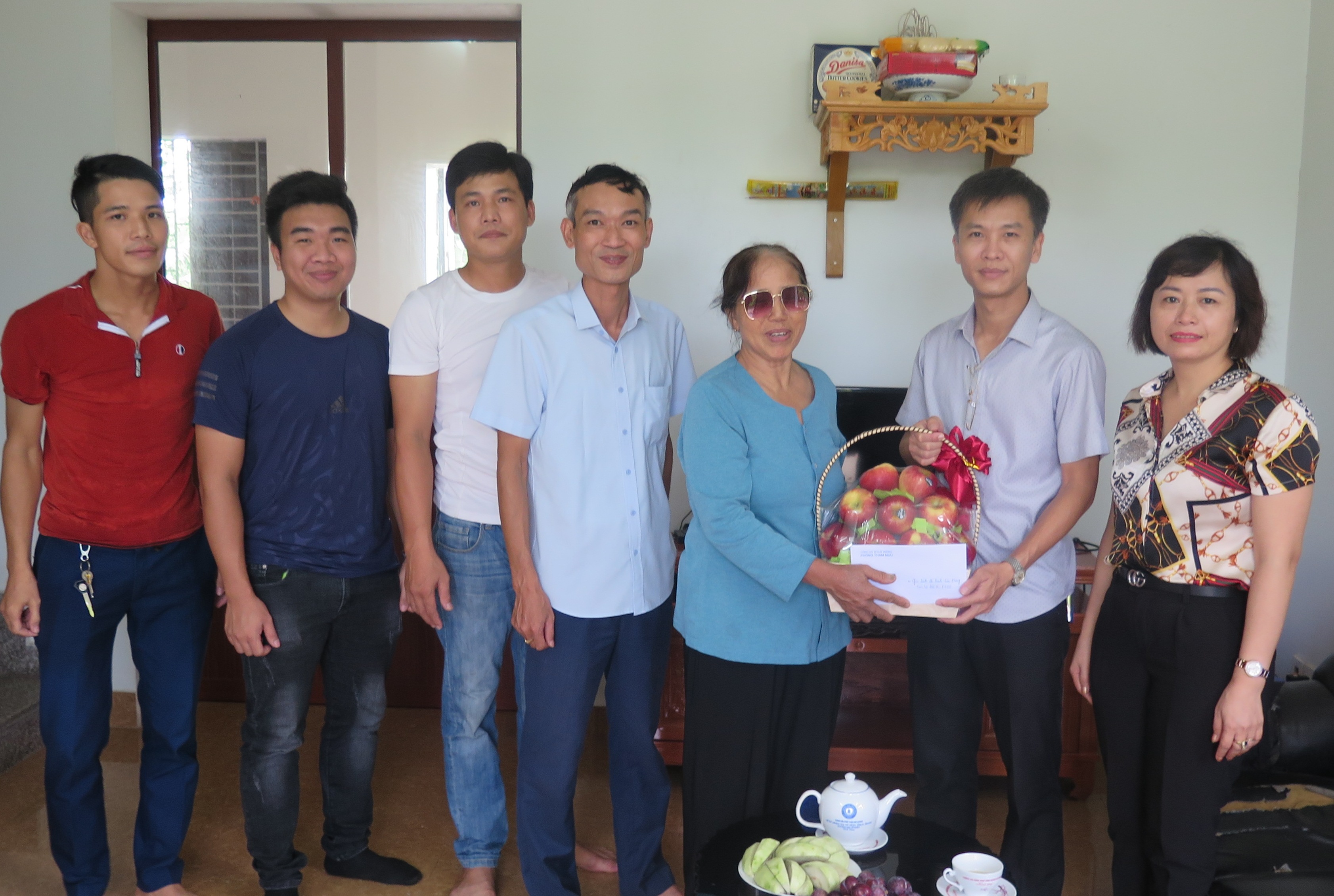 Phòng Tham mưu – CATP: Thăm hỏi gia đình 9 cán bộ chiến sỹ có thành tích công tác tốt